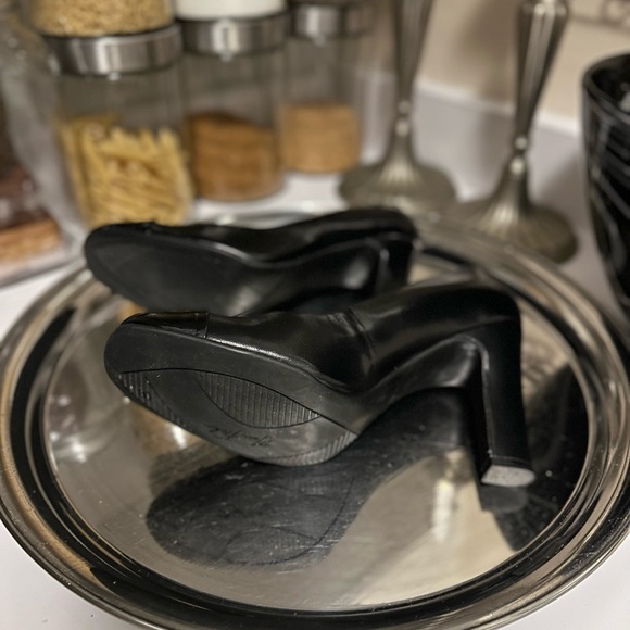 [♦️🧾SOLD] Marc Fisher Classic Black Heels - Picture 4 of 4